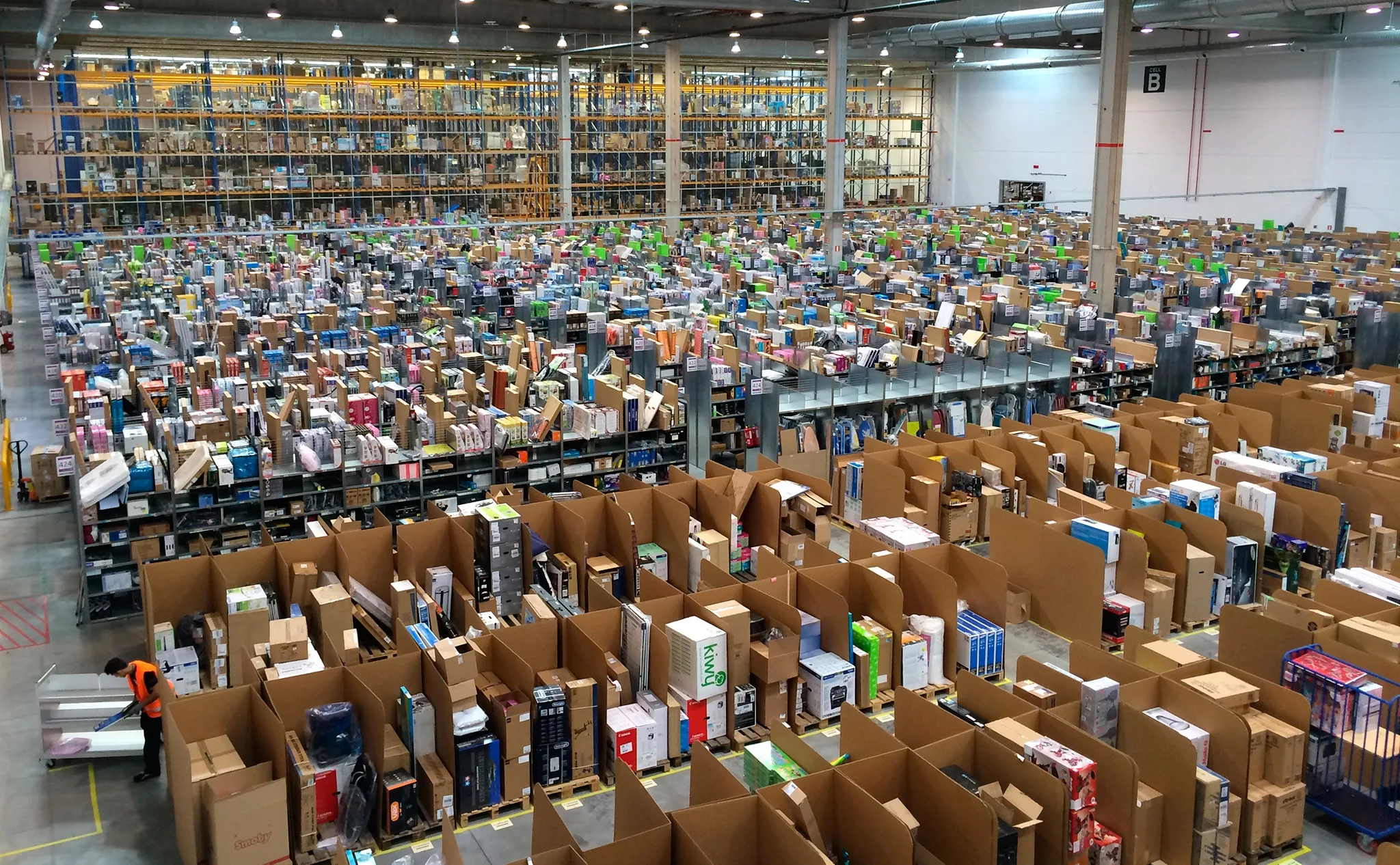 Amazon_Espana_por_dentro_San_Fernando_de_Henares.jpg